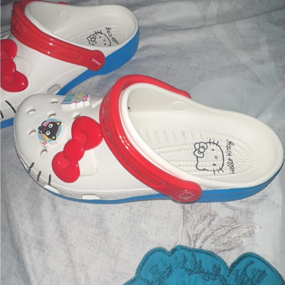 Hello Kitty Crocs - Picture 2 of 5
